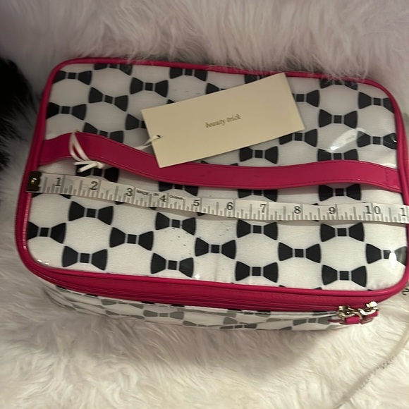 KATE SPADE TOILETRY/COSMETIC TRAVELER BAG (TUXEDO HEDDY PRINT) - Picture 13 of 15